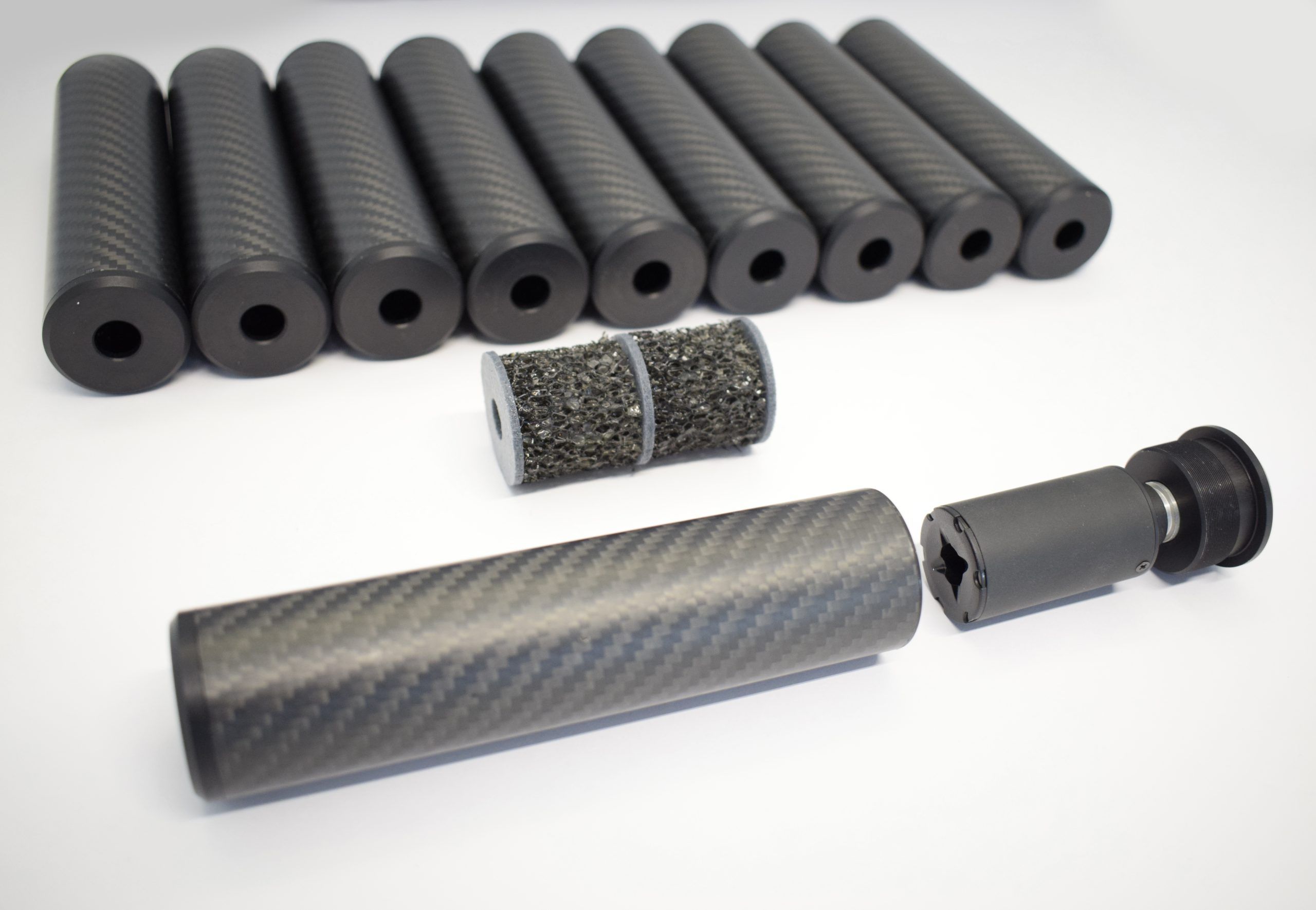 Silenciadores de fibra de carbono Tactical Cave desmontados mostrando espumas alveolares