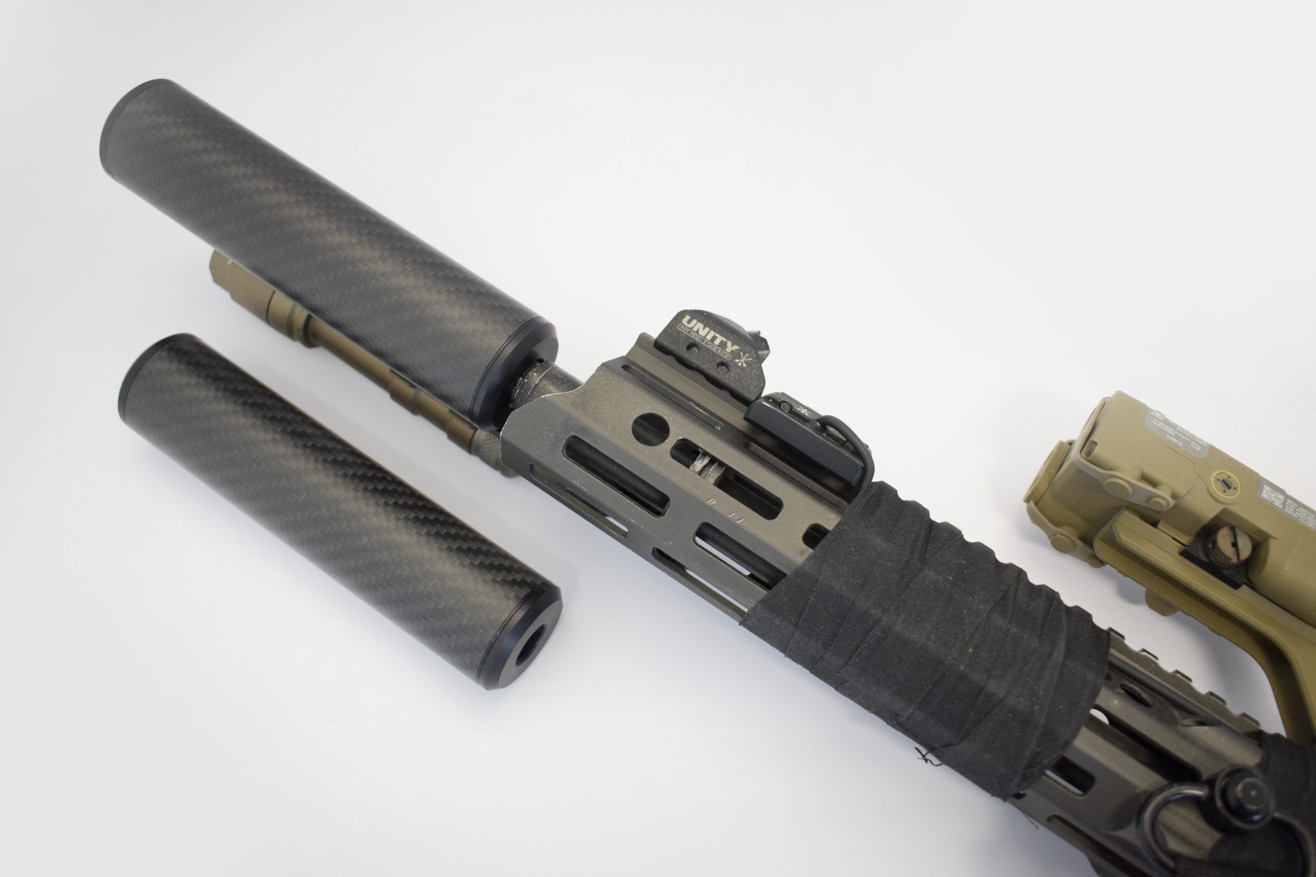 Silenciador fibra de carbono Tactical Cave montado en réplica airsoft