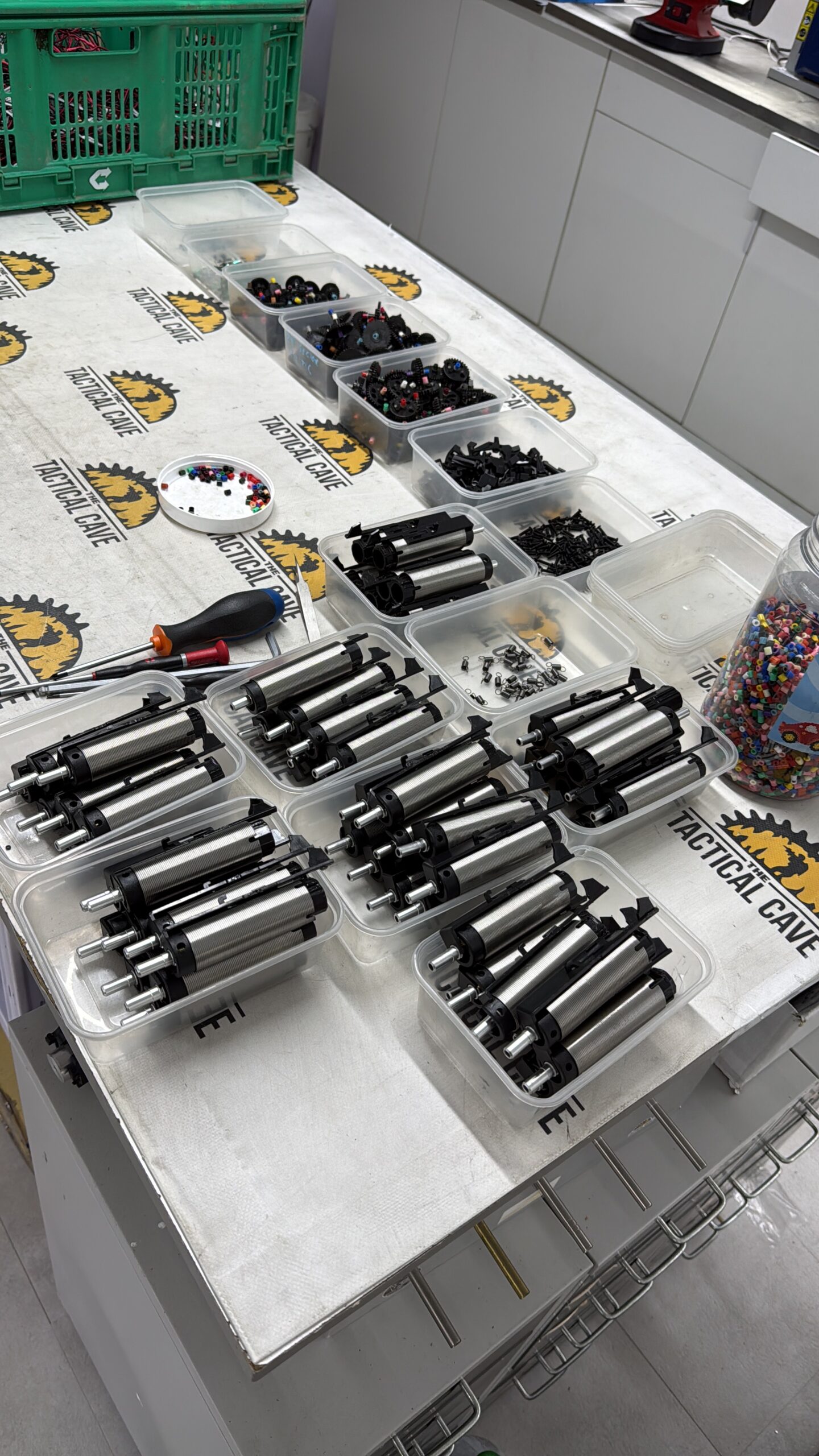 Componentes internos de gearbox airsoft preparados en el banco de trabajo de The Tactical Cave
