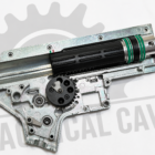 Gearbox de airsoft con pistón y sector gear durante el ajuste del AOE en The Tactical Cave