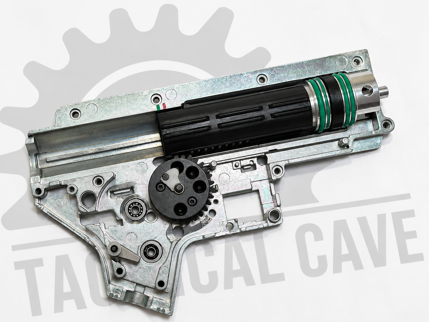 Gearbox de airsoft con pistón y sector gear durante el ajuste del AOE en The Tactical Cave