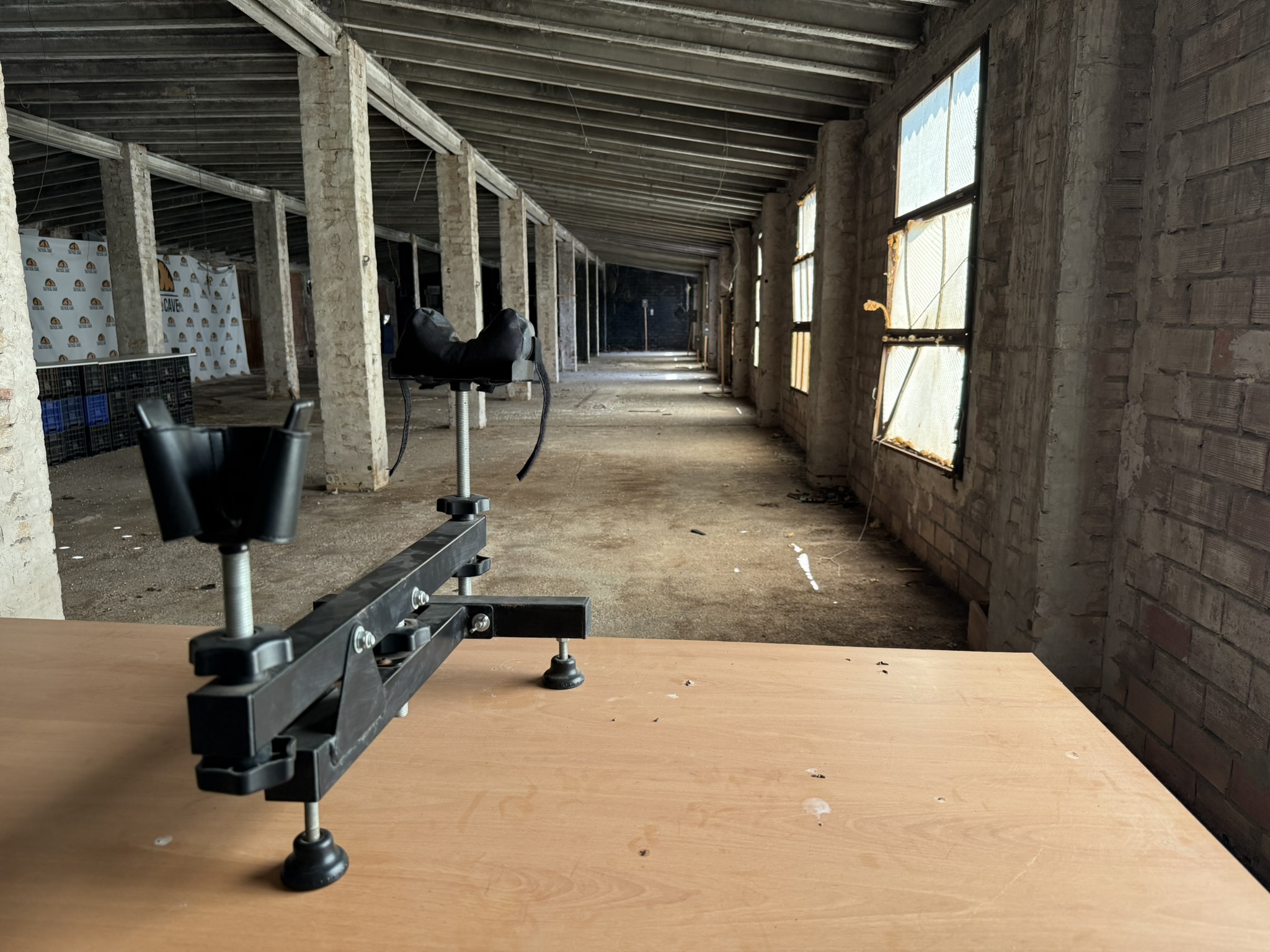 Galería de pruebas airsoft de 80 metros de The Tactical Cave con el puesto de tiro en primer plano