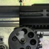 Detalle del AOE en airsoft: primer diente del sector gear atacando la cremallera del pistón dentro del gearbox