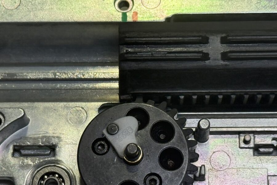 Detalle del AOE en airsoft: primer diente del sector gear atacando la cremallera del pistón dentro del gearbox