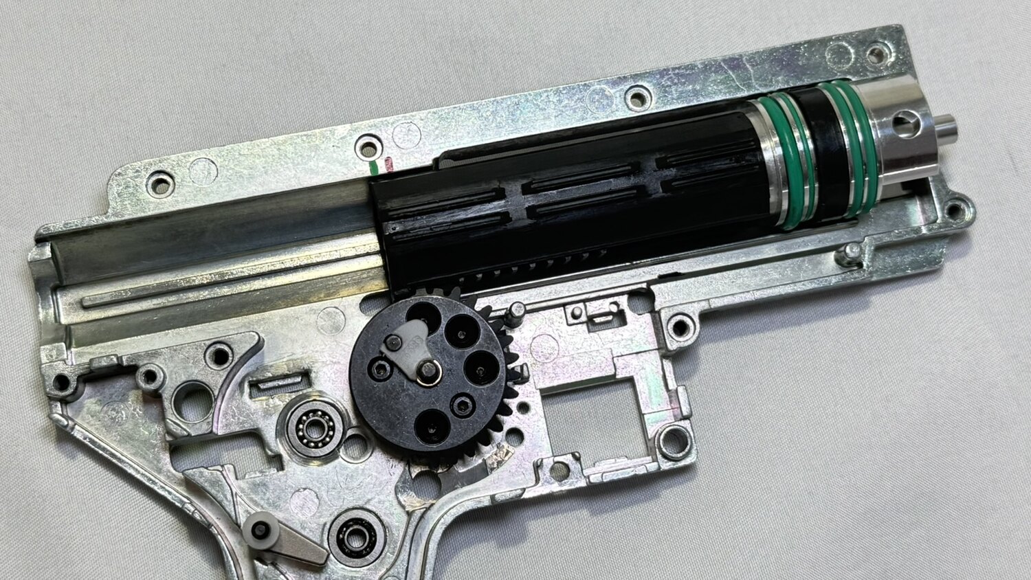 Cabeza de cilindro airsoft y cabeza de pistón TacticalCave instaladas en una caja de gearbox V2 preparada en The Tactical Cave