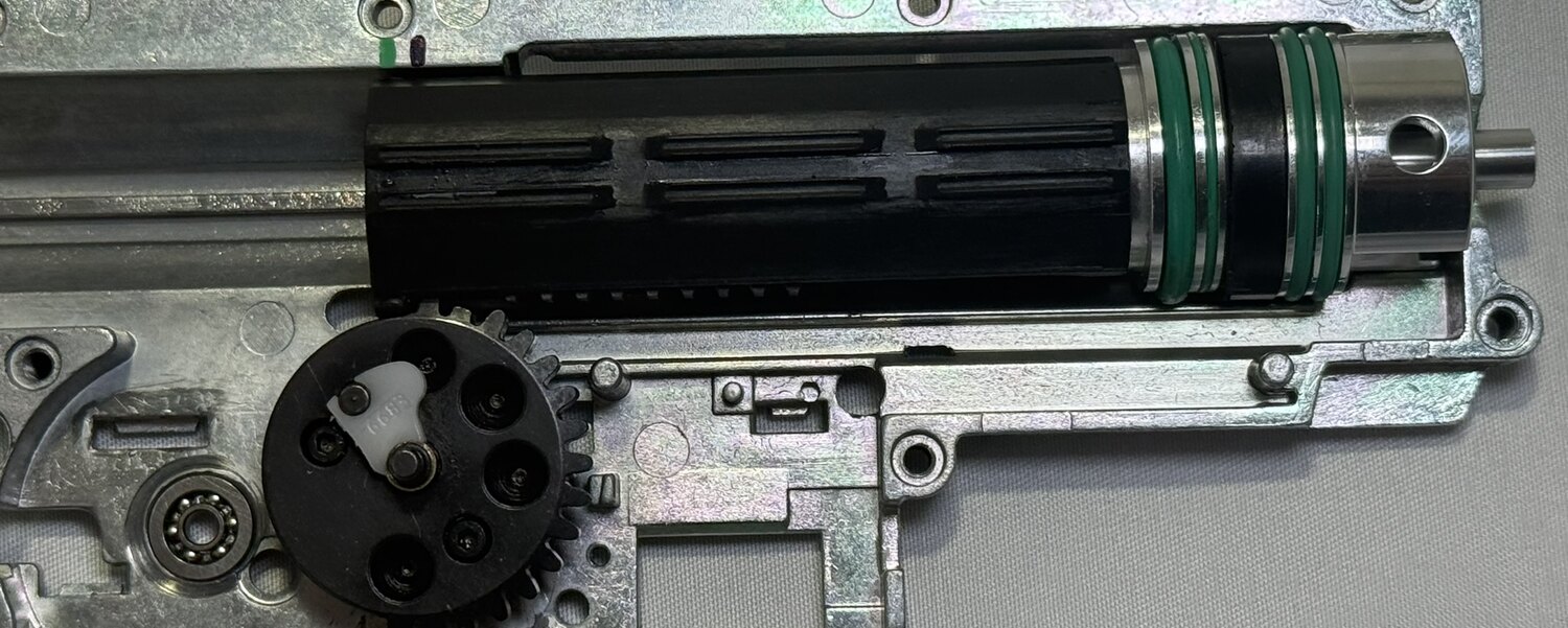 Conjunto de compresión airsoft TacticalCave montado en un gearbox V2: cabeza de cilindro con triple junta tórica FKM, cilindro, pistón y sector gear